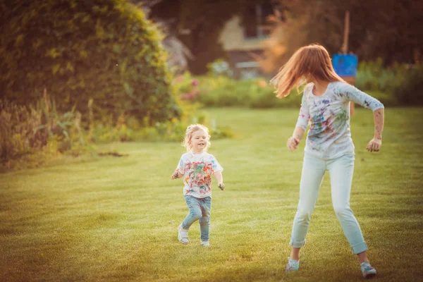 Anne ve küçük kızı birlikte oynama