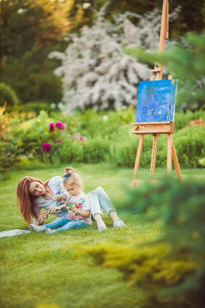 Mother and little daughter paint together — Stock Photo, Image