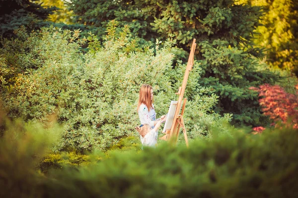 Mother and little daughter paint together — Stock Photo, Image