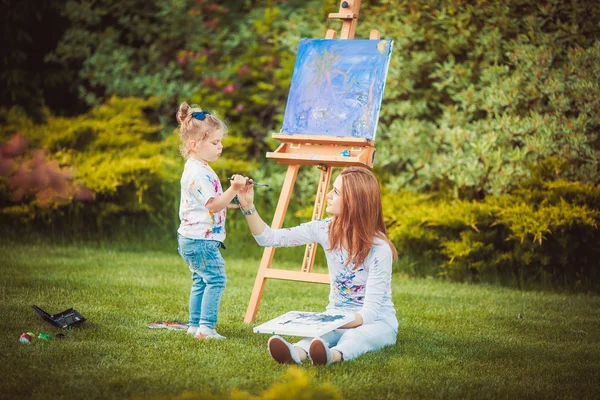 Madre e hija pintan juntas — Foto de Stock