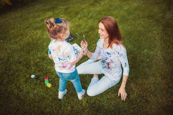 Mãe e pequena filha pintar — Fotografia de Stock