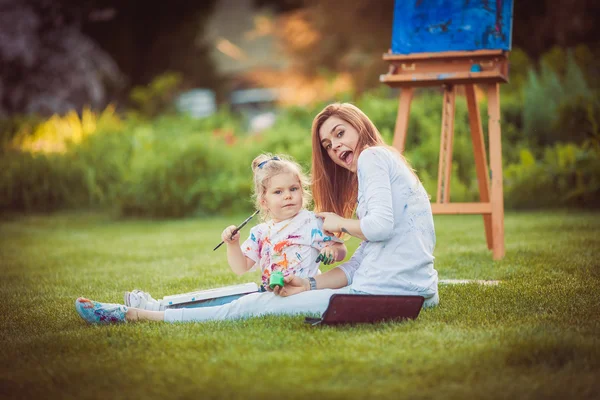 Moeder en kleine dochter verf samen — Stockfoto