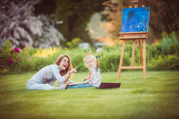 Mutter und kleine Tochter malen zusammen — Stockfoto