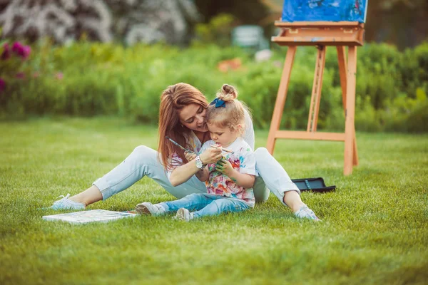 Mother and little daughter paint together — Stock Photo, Image