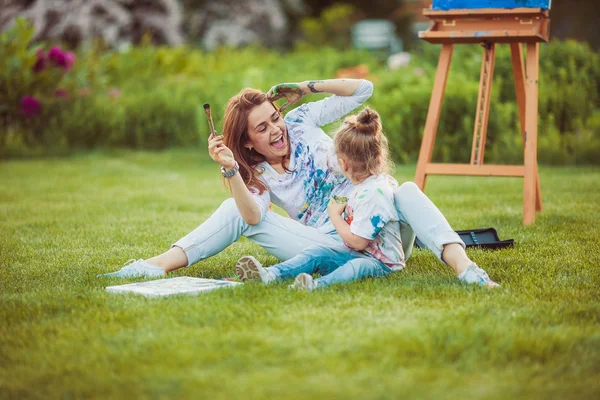 Moeder en kleine dochter verf samen — Stockfoto