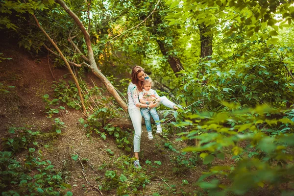 Mãe com pequena filha na floresta — Fotografia de Stock