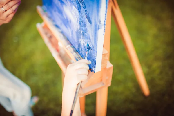 Mother and little daughter paint together — Stock Photo, Image