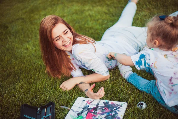 Moeder en kleine dochter verf — Stockfoto