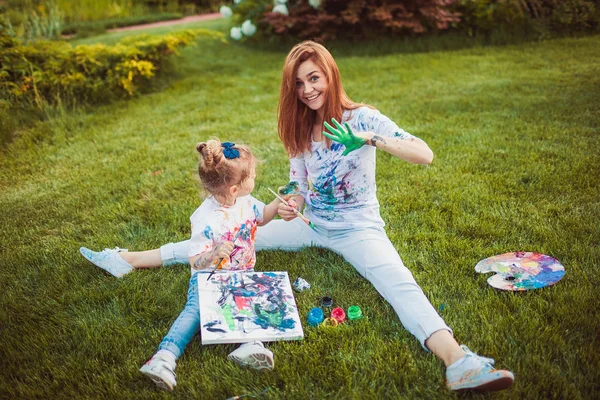 Moeder en kleine dochter verf — Stockfoto