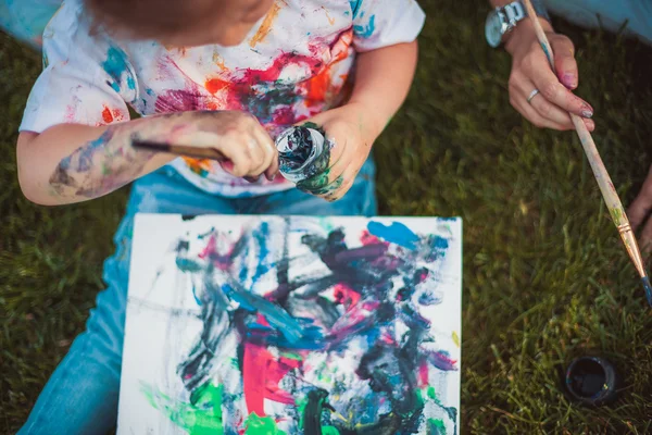 Mother and little daughter paint — Stock Photo, Image