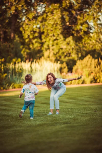 Anne ve küçük kızı birlikte oynama