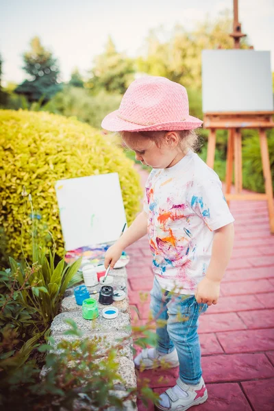 Malá holčička maluje v parku — Stock fotografie