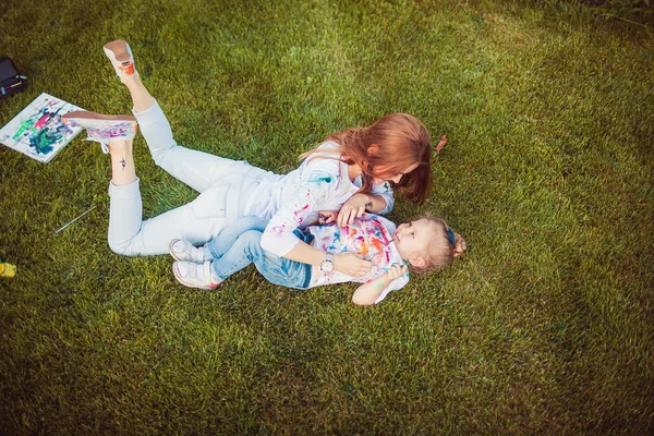 어머니와 작은 딸 페인트 — 스톡 사진