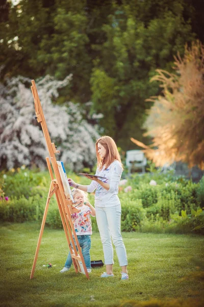 Madre e hija pintan juntas — Foto de Stock