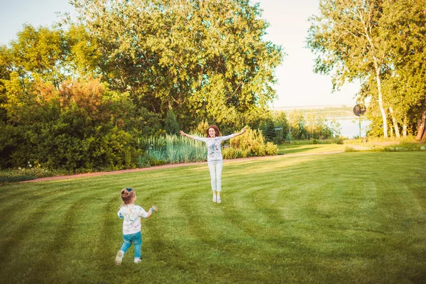 Madre e hija jugando juntas — Foto de Stock