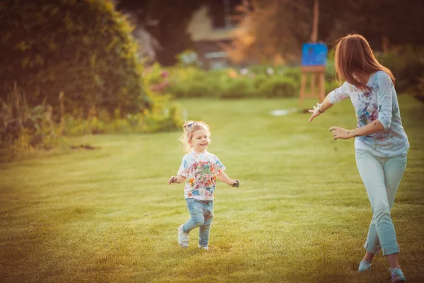 Moeder en kleine dochter samenspelen — Stockfoto