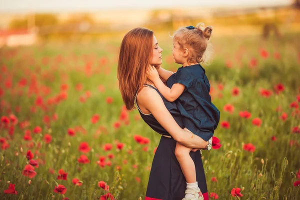 Moeder met dochter buiten — Stockfoto