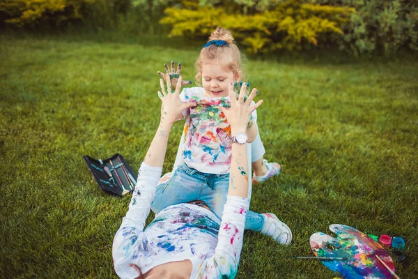 Mother and little daughter paint — Stock Photo, Image