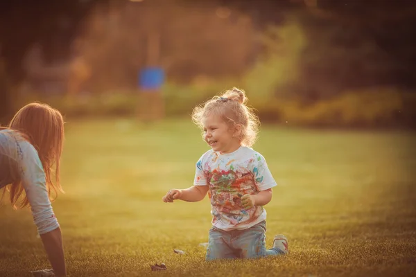 Moeder en kleine dochter samenspelen — Stockfoto