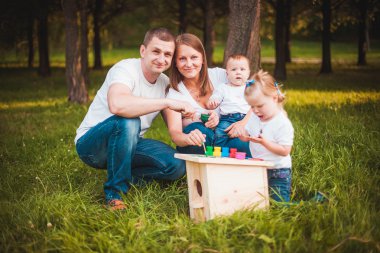 İç içe geçmiş kutusu ve boyalar ile mutlu aile