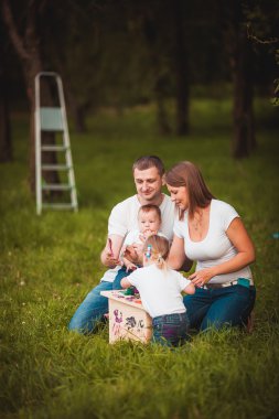 İç içe geçmiş kutusu ve boyalar ile mutlu aile