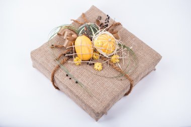 Hediye kutusu ile çiçek dekorasyonu