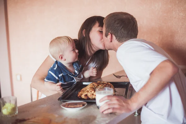 Mutlu bir aile mutfak at — Stok fotoğraf