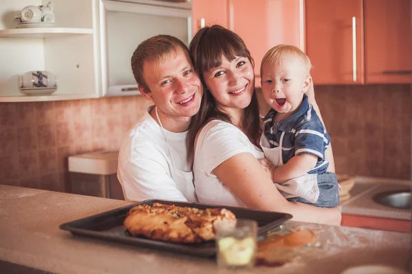 Familia feliz en la cocina —  Fotos de Stock