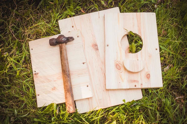 Birdhouse delen met hamer — Stockfoto