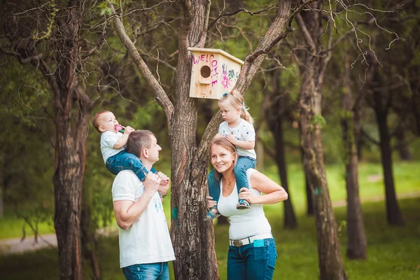 Boldog család fa birdhouse — Stock Fotó