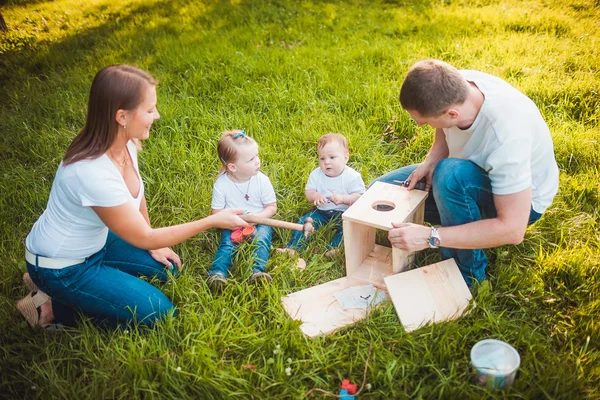 Familia feliz con caja de anidación —  Fotos de Stock