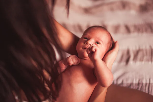 Jeune mère avec bébé — Photo