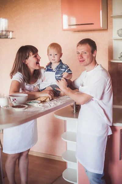 Mutlu bir aile mutfak at — Stok fotoğraf