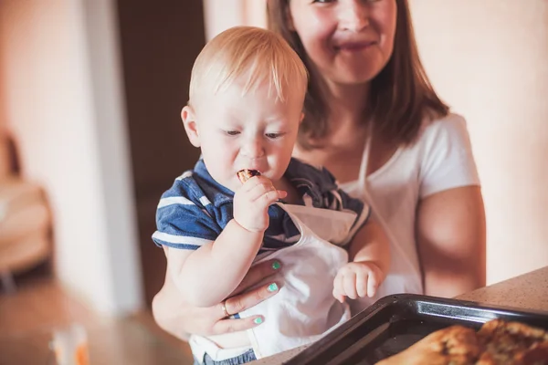 Madre e hijo cocinando — Foto de Stock