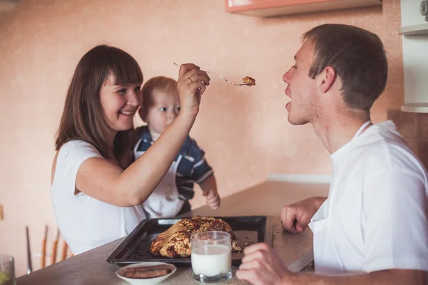 Familia feliz en la cocina — Foto de Stock