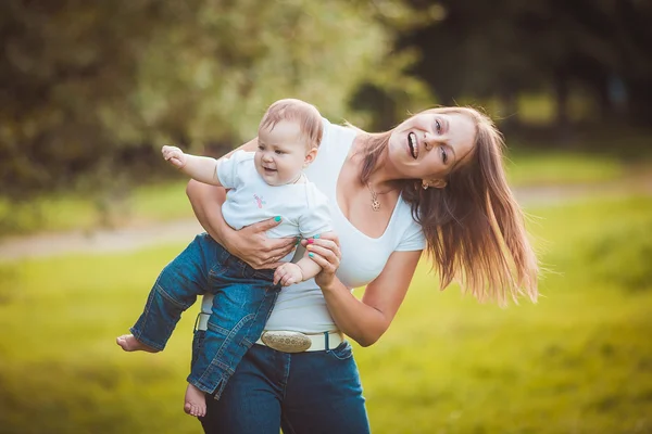 Mère heureuse avec bébé — Photo