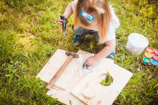 Niña haciendo pajarera de madera — Foto de Stock