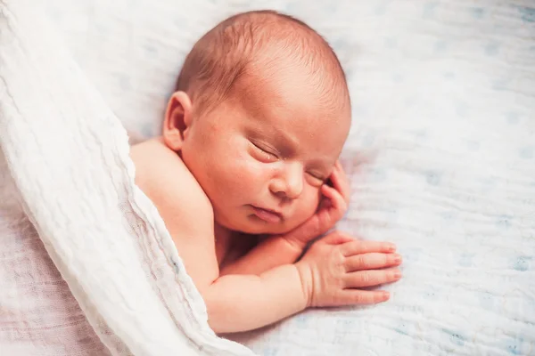 Söta nyfödda baby — Stockfoto