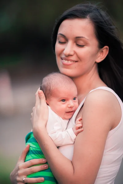 赤ん坊を持つ若い母親 — ストック写真