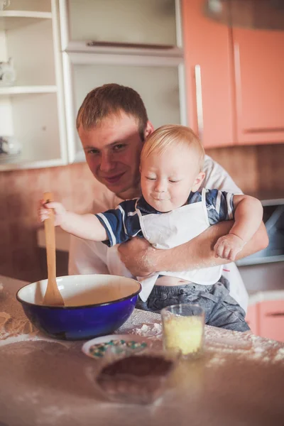 Baba ve oğul pişirme — Stok fotoğraf