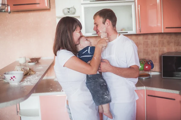 Lycklig familj på kök — Stockfoto