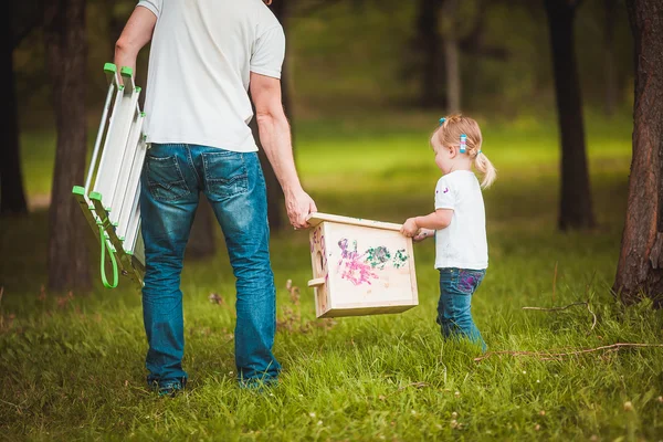 Kızı baba yapma kuş yuvası — Stok fotoğraf