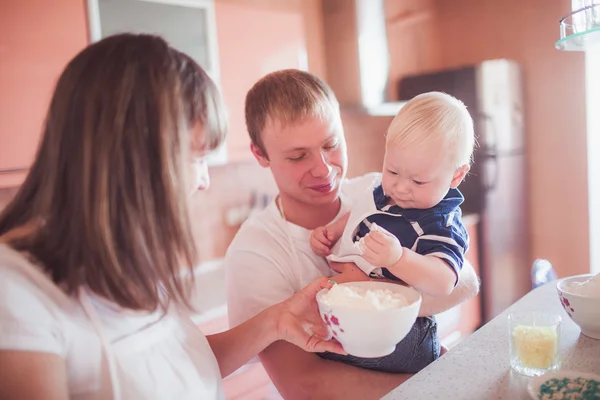 Familia feliz en la cocina — Foto de Stock