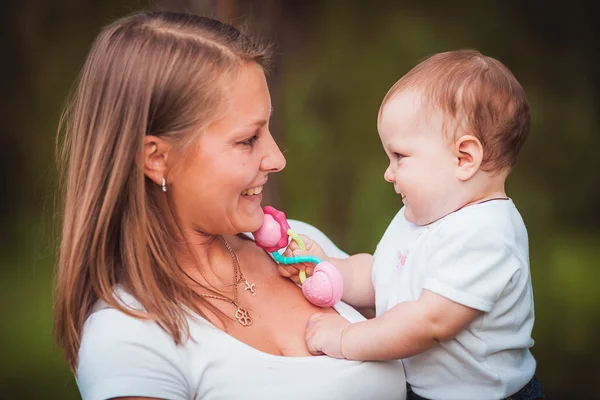 Mère nourrissant bébé avec du lait — Photo