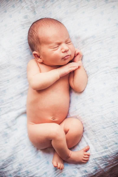 Söta nyfödda baby — Stockfoto