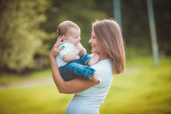 Šťastná matka s dítětem — Stock fotografie