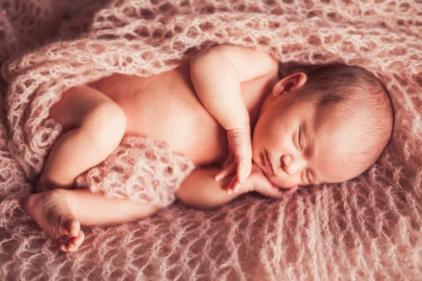 Süßes Neugeborenes — Stockfoto