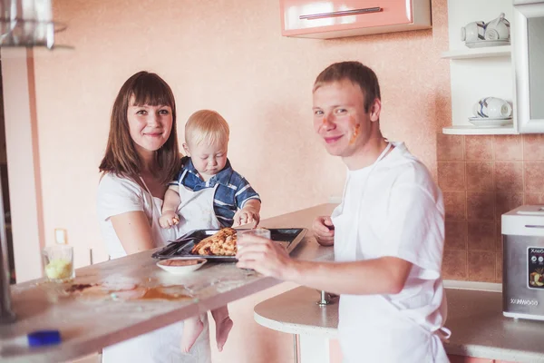 Familia feliz en la cocina — Foto de Stock