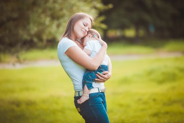 Madre feliz con el bebé —  Fotos de Stock