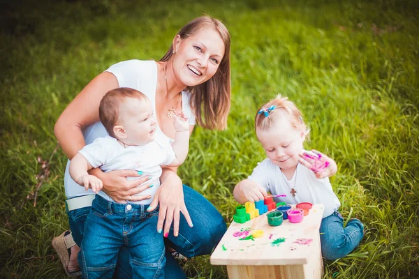 Feliz família pintura birdhouse — Fotografia de Stock